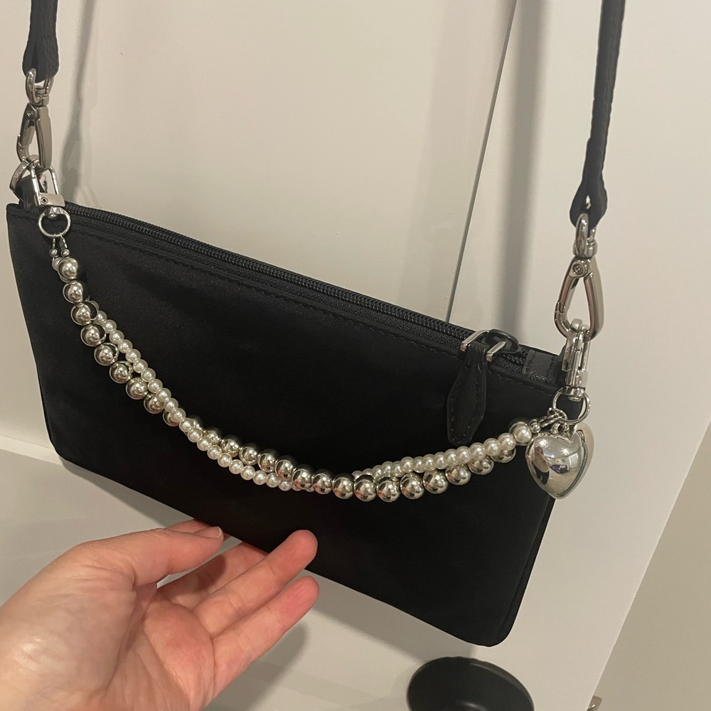 Bag necklace silver and pearl tones with silvertone heart.